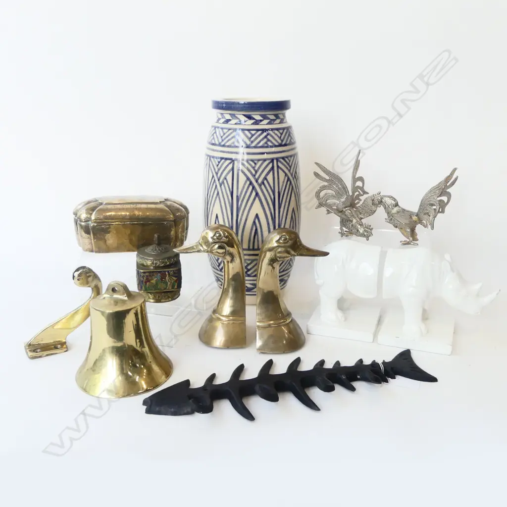 8 DECORATIVE PCES; INCL METAL FISH HANGER L.350mm, VASE H.330mm, BRASS BELL, RHINO BOOKENDS & CONTAINER Image 1++