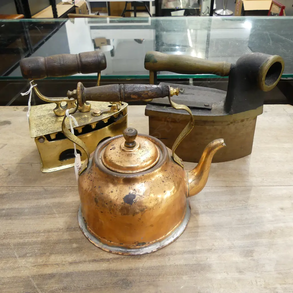 2 VINTAGE IRONS w. KETTLE  Image 1++