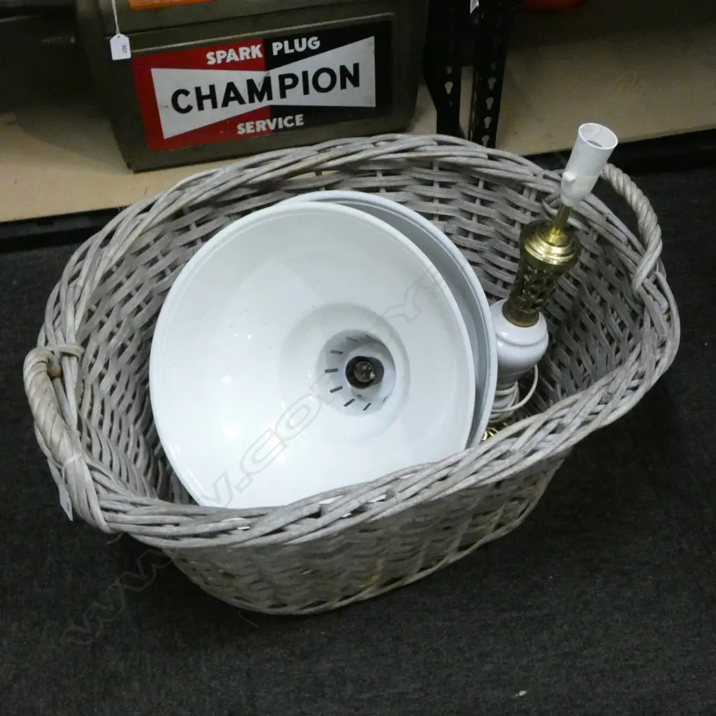 LG WICKER BASKET, 2 INDUSTRIAL LAMP SHADES & LAMP BASE Image 1++