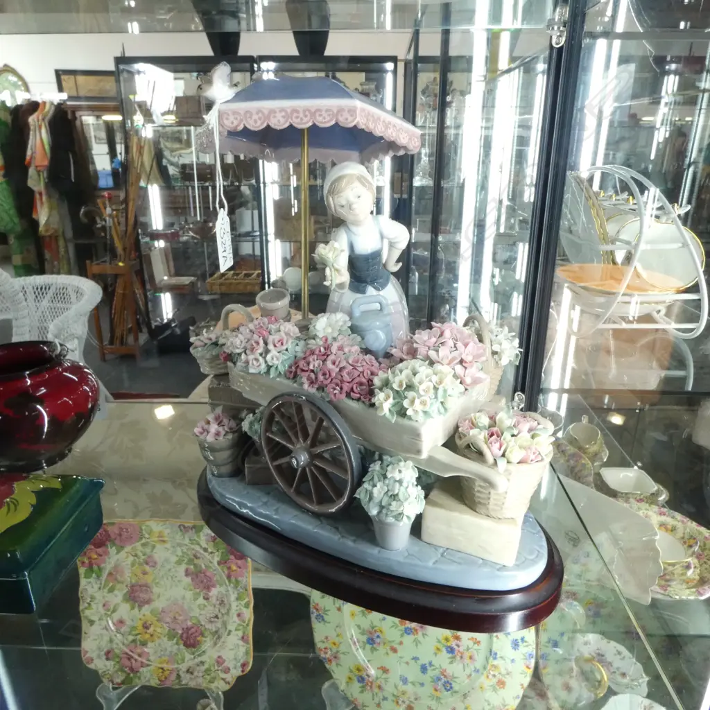 LLADRO #1454 'FLOWERS OF THE SEASON' H.300mm Image 1++