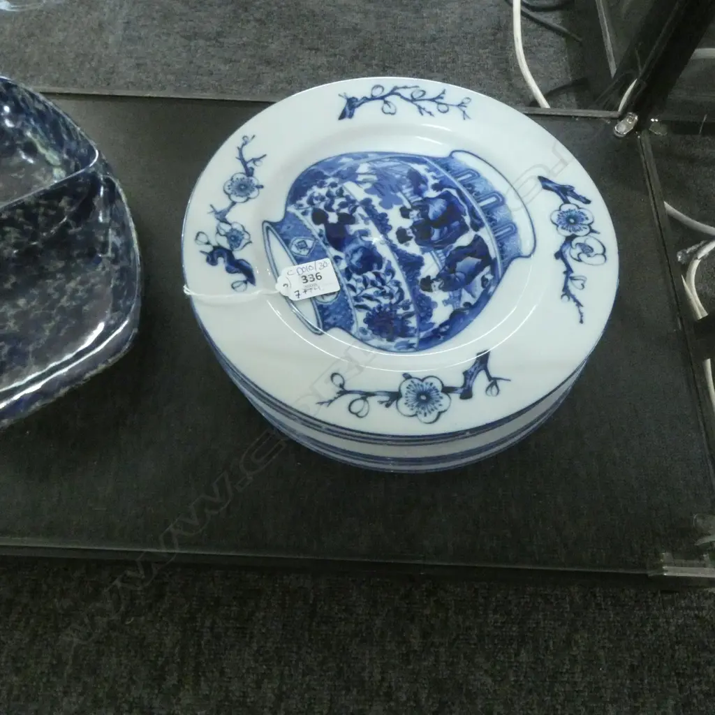 14 PLATES (chips); 7 B/W 'BLUE VASES' HALDON GROUP 265mm dia, 7 WEDGWOOD & BENNINGTON POTTERS 'BLUE AGATE' DISH W.305mm Image 1++