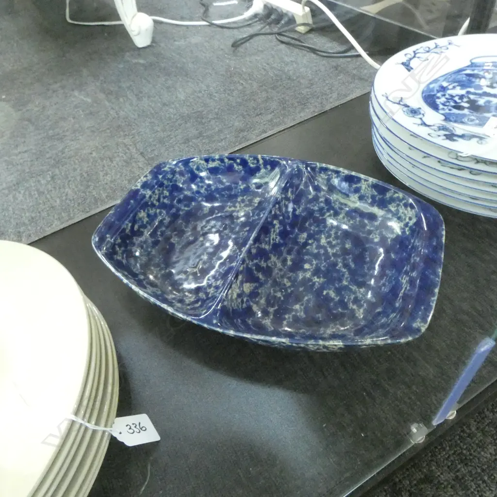 14 PLATES (chips); 7 B/W 'BLUE VASES' HALDON GROUP 265mm dia, 7 WEDGWOOD & BENNINGTON POTTERS 'BLUE AGATE' DISH W.305mm Image 1++
