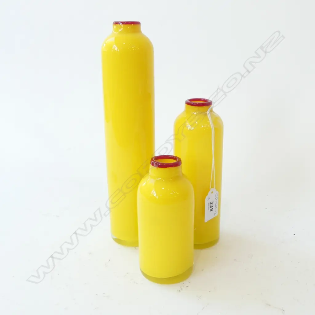 3 GRADUATED YELLOW ART GLASS VASES Image 1++