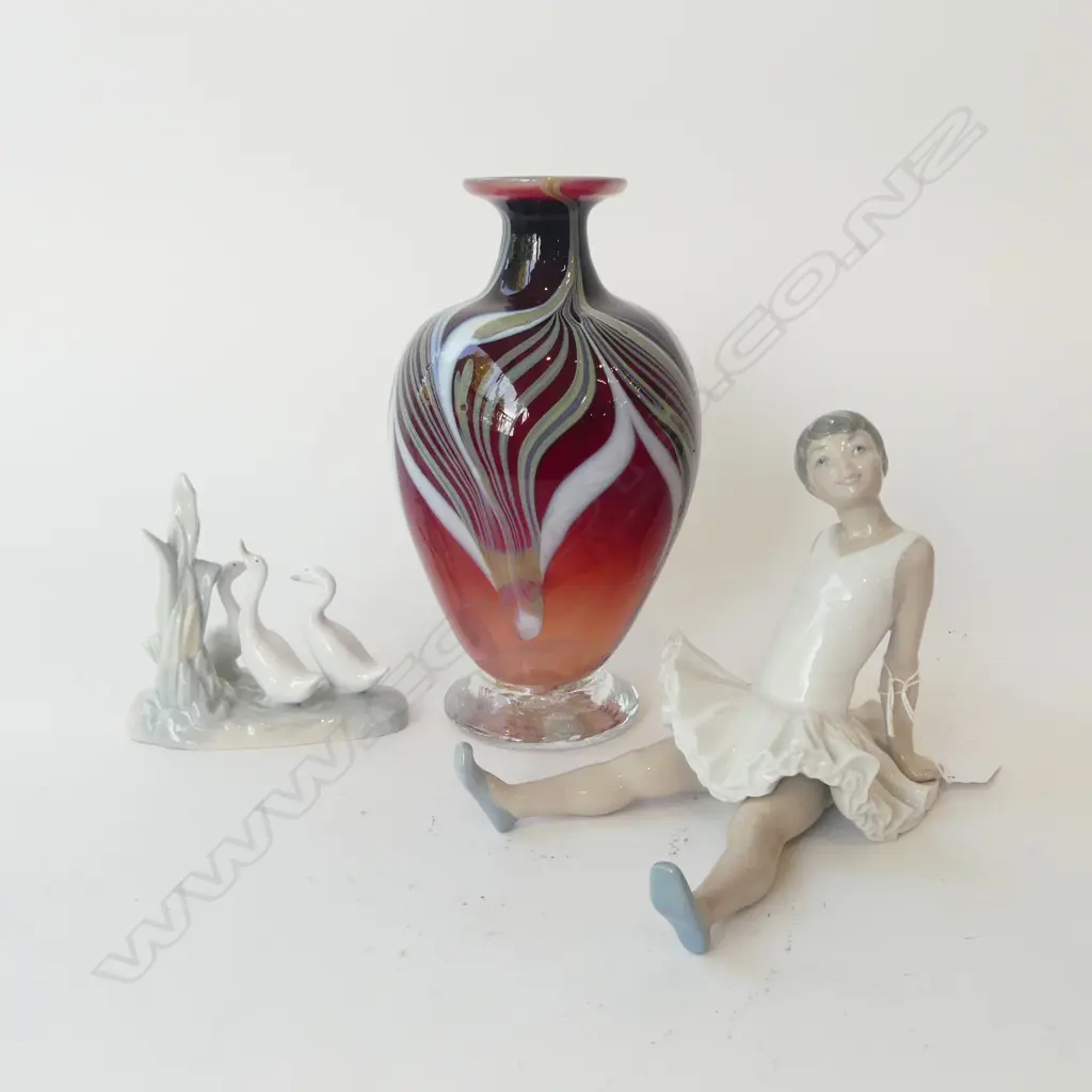 2 NAO; BALLERINA & DUCKS + ART GLASS VASE Image 1++