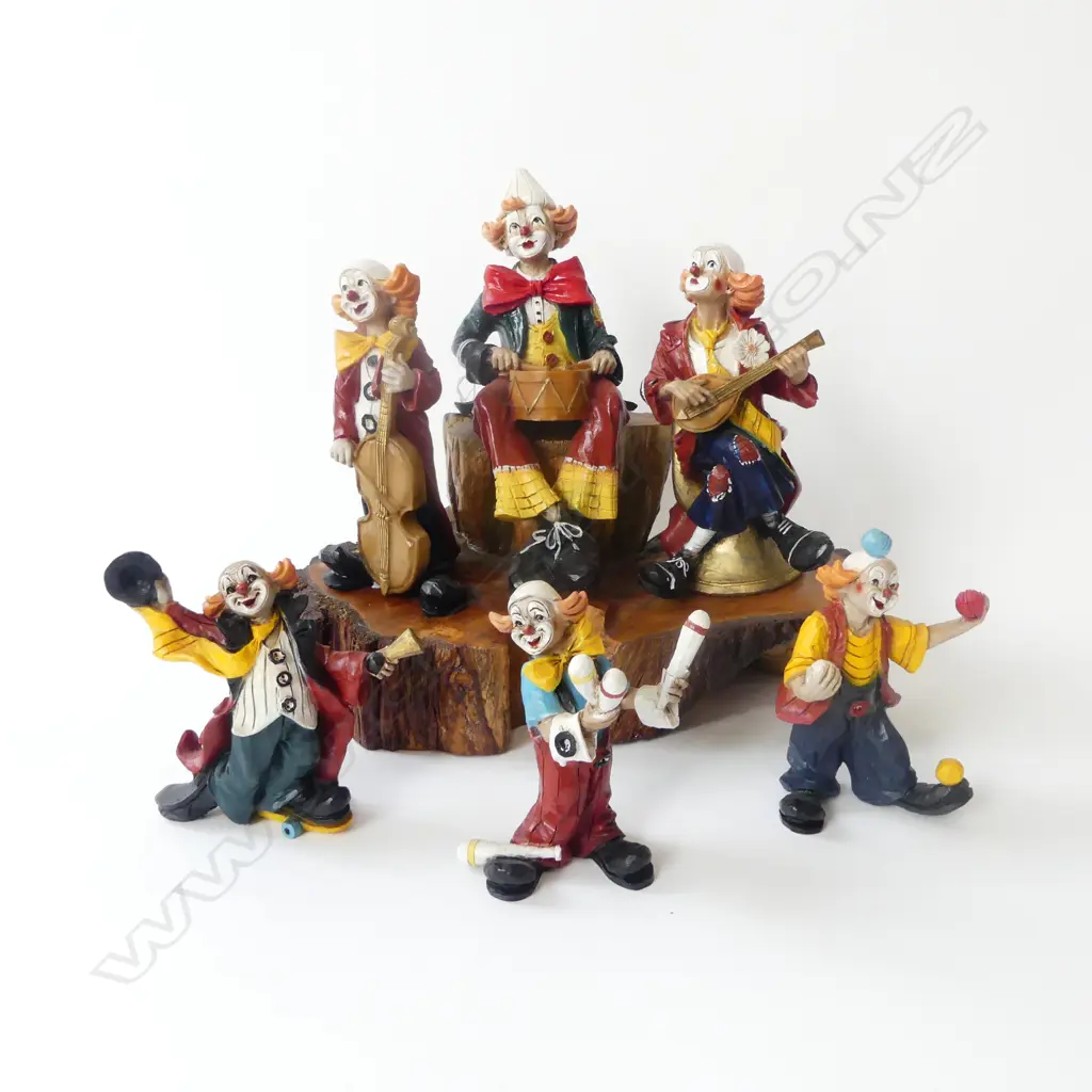 6 ITALIAN RESIN CLOWNS ON WOODEN STAND H.280mm Image 1++