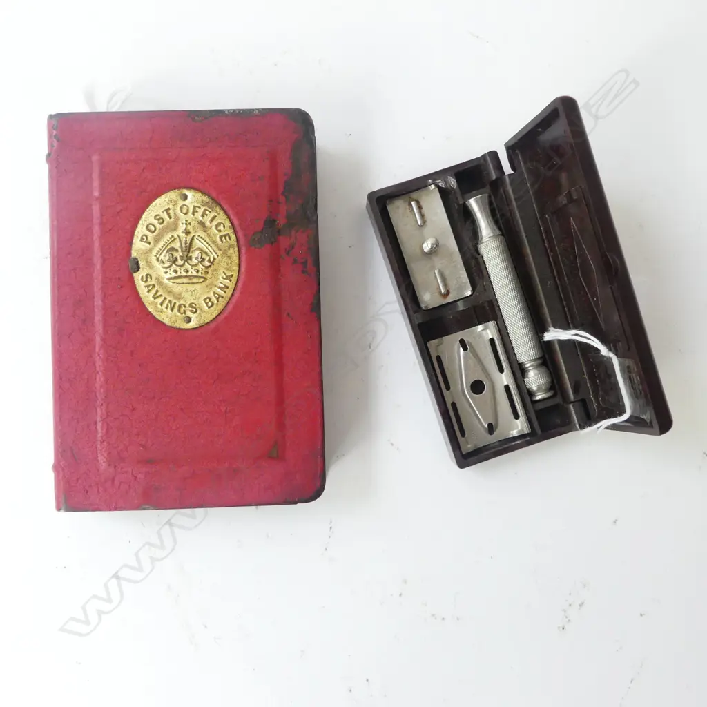 POST OFFICE SAVINGS BANK & VINTAGE BAKELITE CASED RAZOR Image 1++