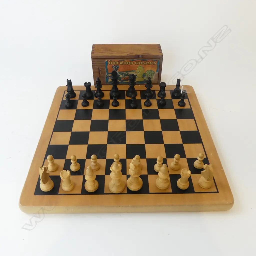 WOODEN BOXWOOD CHESS SET WITH BOARD 300mm x 300mm Image 1++