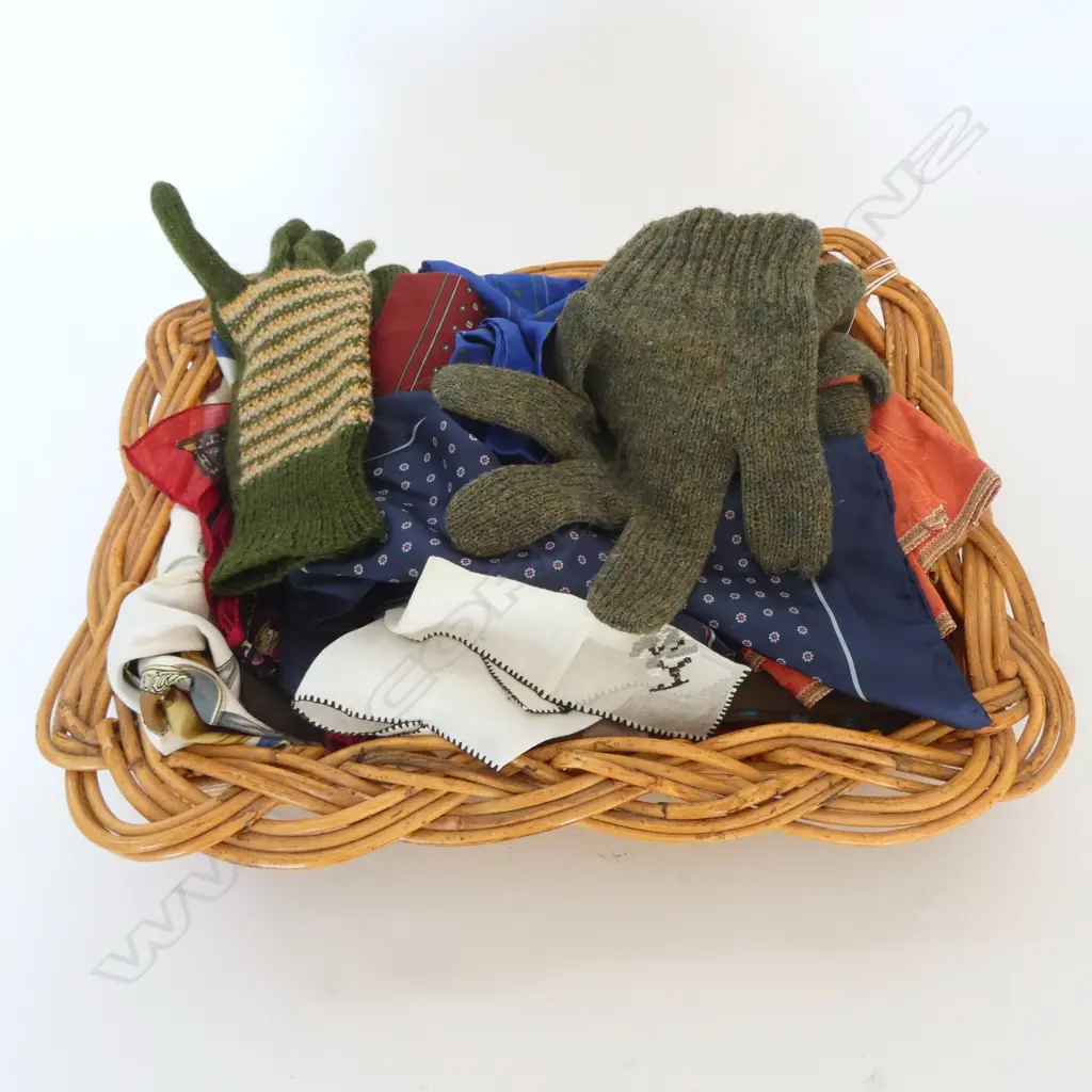 VINTAGE MENS HANDKERCHIEFS,GLOVES, ETC Image 1++