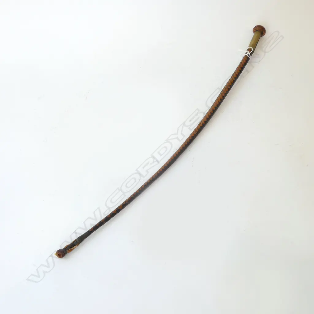 LEATHER RIDING CROP w. BRASS DETAIL L.580mm Image 1++