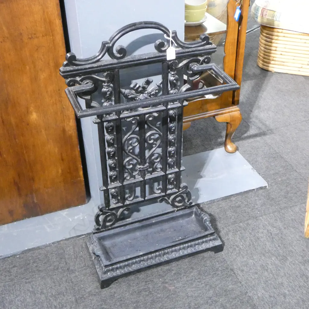 BLACK CAST IRON UMBRELLA STAND H.765mm Image 1++