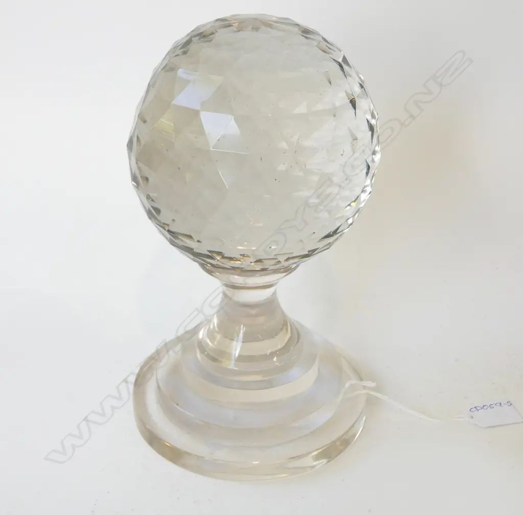 FACETED RESIN GLOBE H.270mm Image 1++
