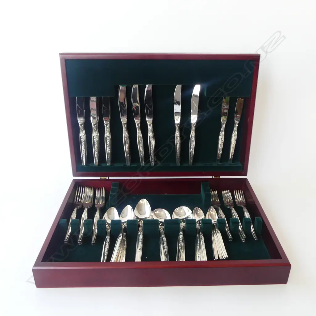 CUTLERY CANTEEN: GROSVENOR GAYE EPNS Image 1++