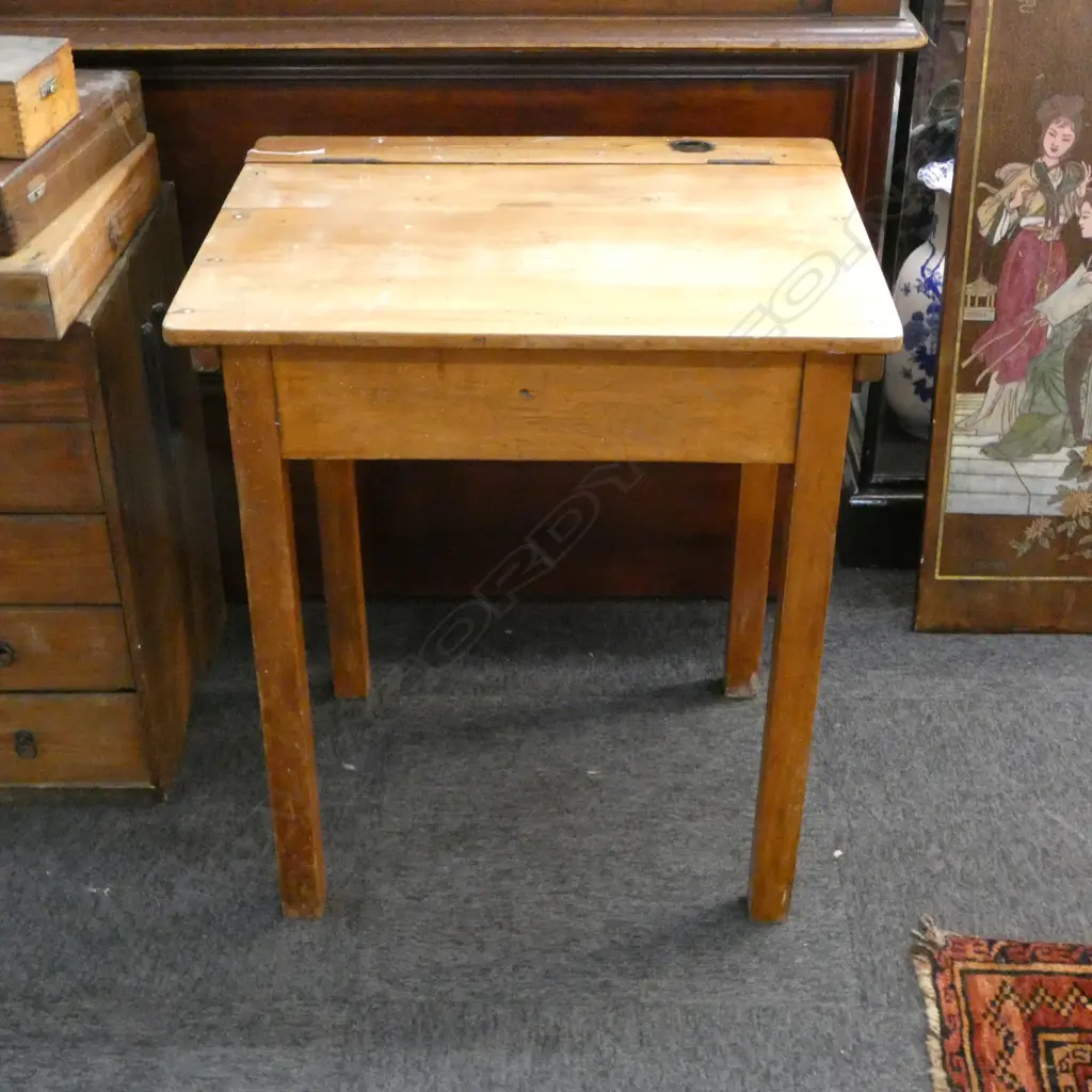 KAURI SCHOOL DESK w. HINGED TOP 610x500x680mm Image 1++