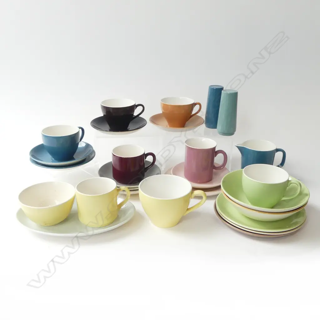 ASST. CROWN LYNN COLOURGLAZE Image 1++