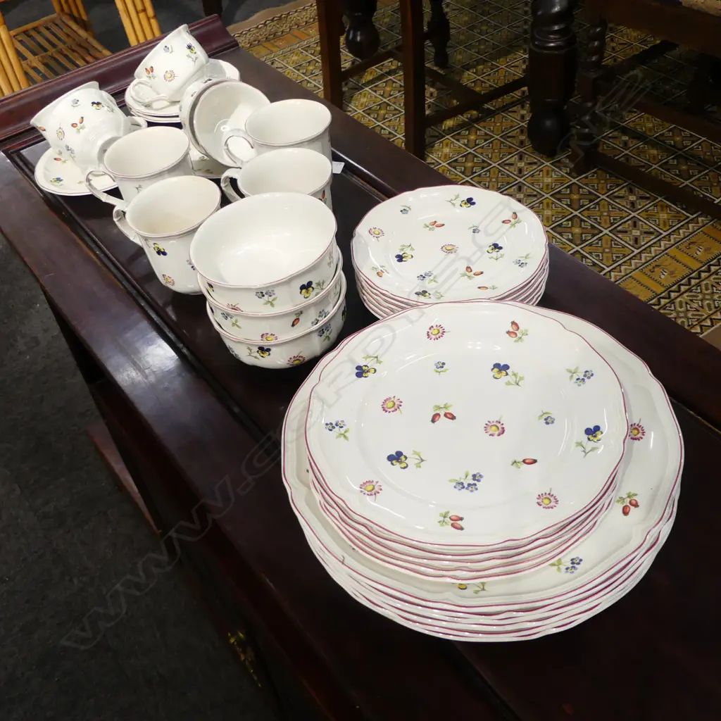 VILLEROY & BOCH 'PETITE FLEUR' PART DINNER SET Image 1++
