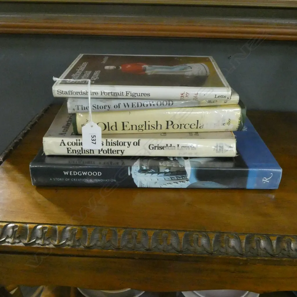 5 BOOKS; ANTIQUE CERAMICS INTEREST / WEDGWOOD Image 1++