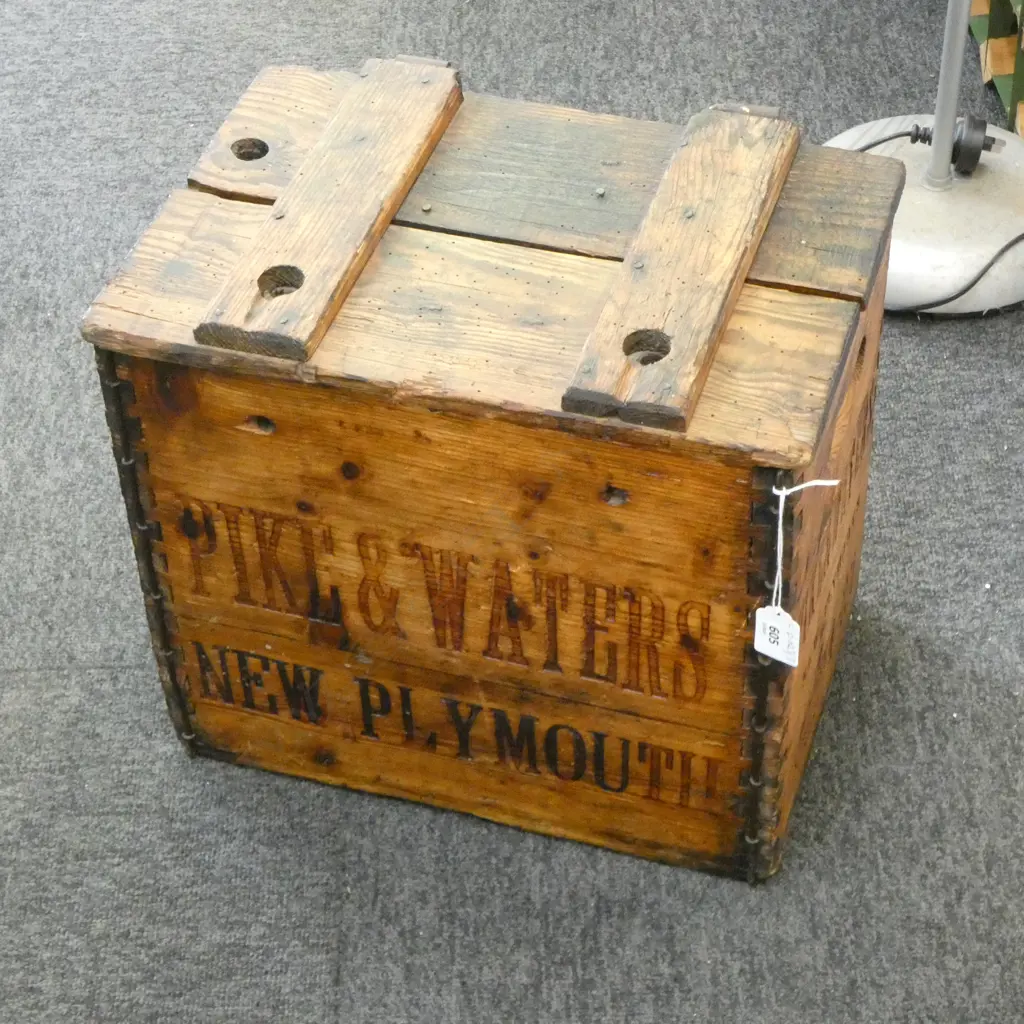 VINTAGE LIDDED WOODEN DRINKS CRATE 'PIKE & WATERS NEW PLYMOUTH' 375x260x355mm Image 1++