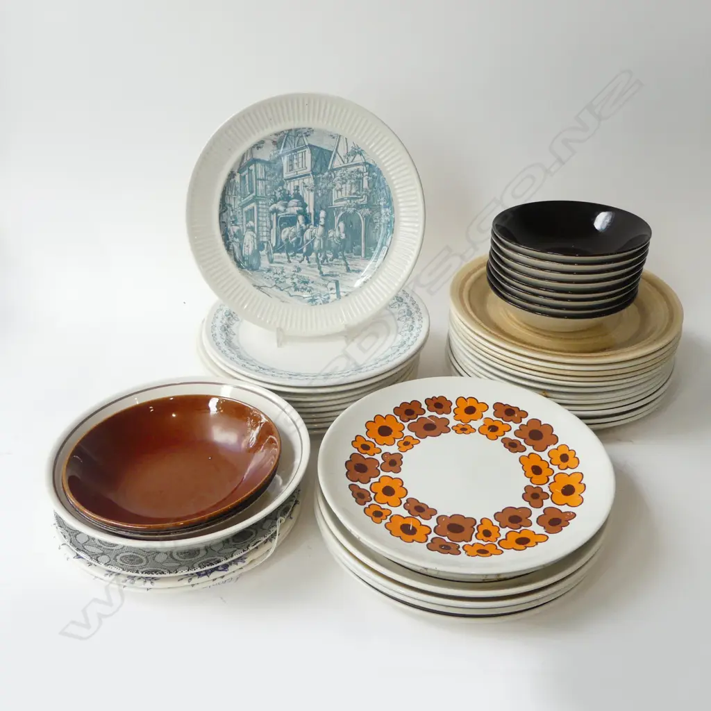ASST. CROWN LYNN DINNER PLATES ETC Image 1++