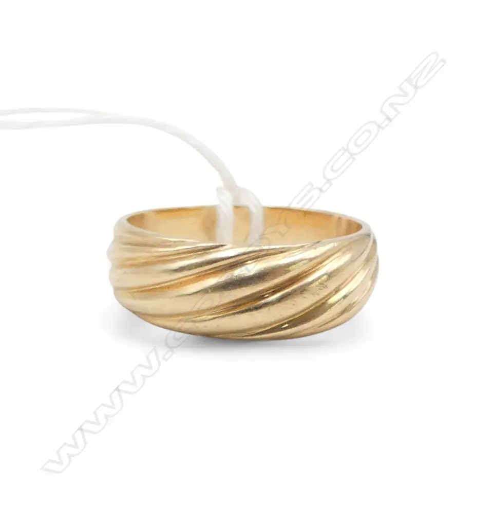 9ct GOLD TWIST BAND, 3.75gm size J Image 1++