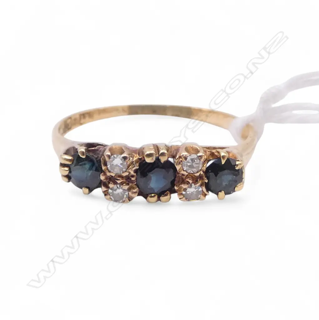 18ct GOLD DIAMOND & 3 SAPPHIRE RING  2.4gms SIZE R Image 1++
