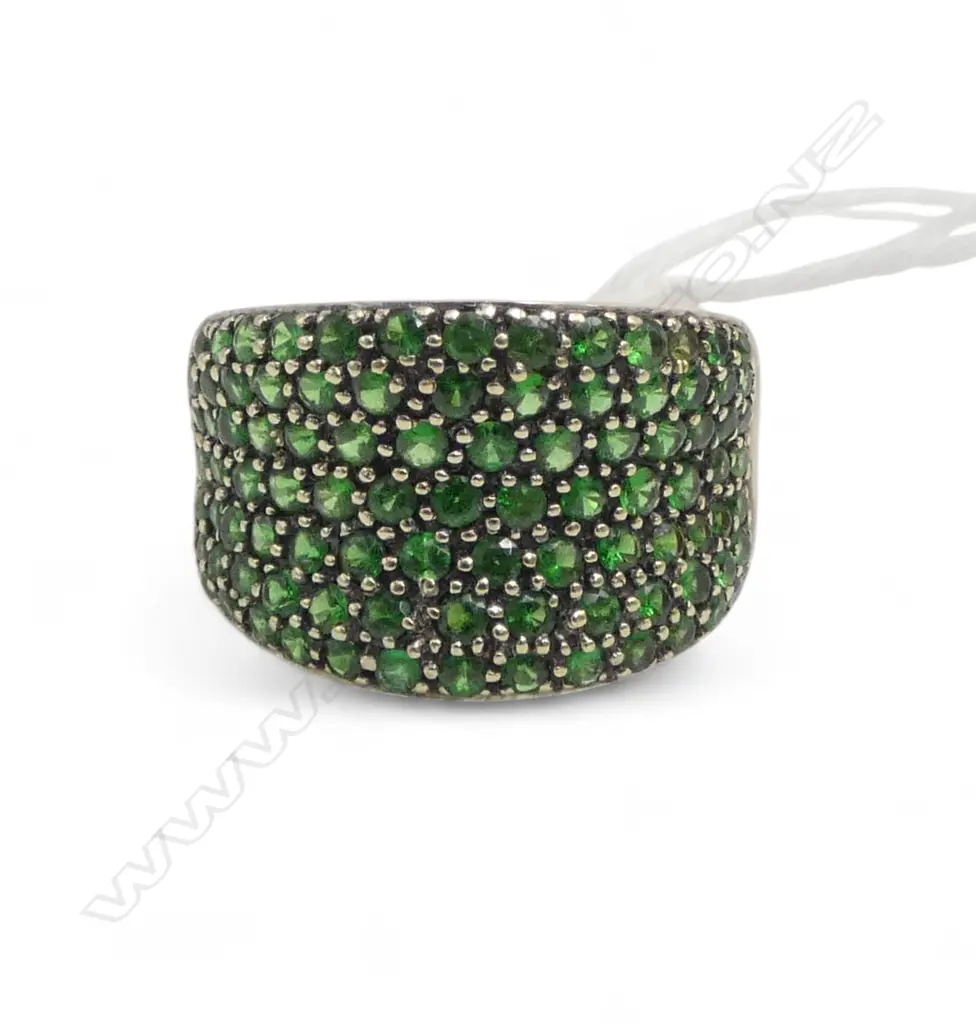 18ct Y/GOLD  MULTI STONE GREEN DIOPSIDE DRESS RING with wide concave panel 10.59gms SIZE Q1/2 (1 stones missing) Image 1++