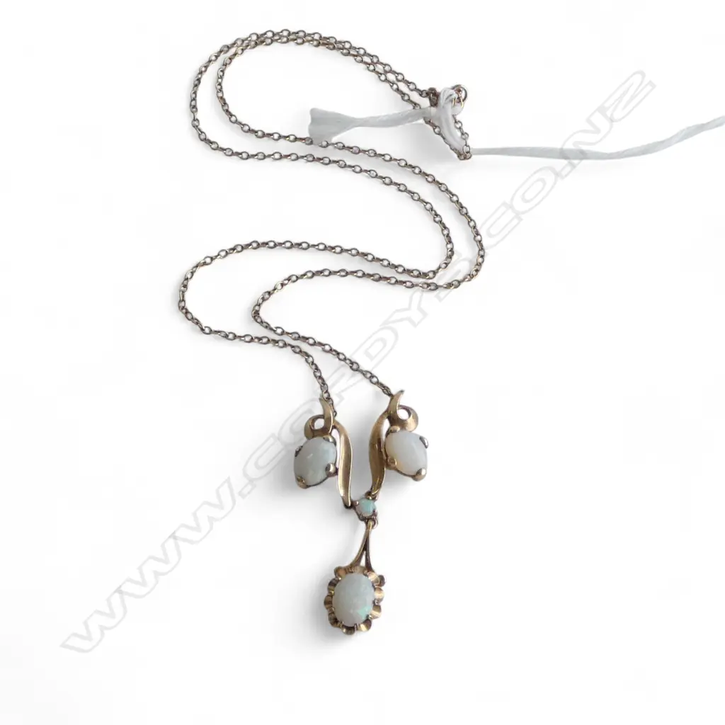 9CT GOLD AND MILK OPAL PENDANT 9CT GOLD CHAIN 4.88gms (VALUATION) Image 1++
