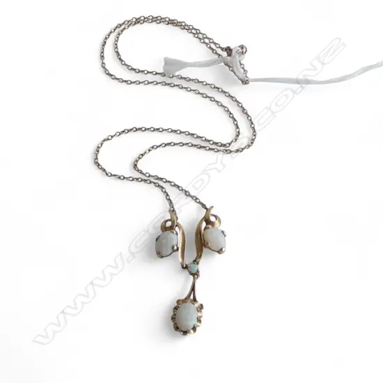 9CT GOLD AND MILK OPAL PENDANT 9CT GOLD CHAIN 4.88gms (VALUATION)