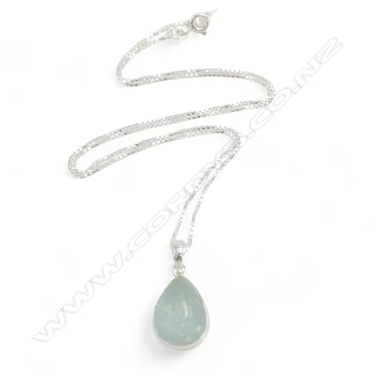 SILVER AQUAMARINE PENDANT on SILVER CHAIN