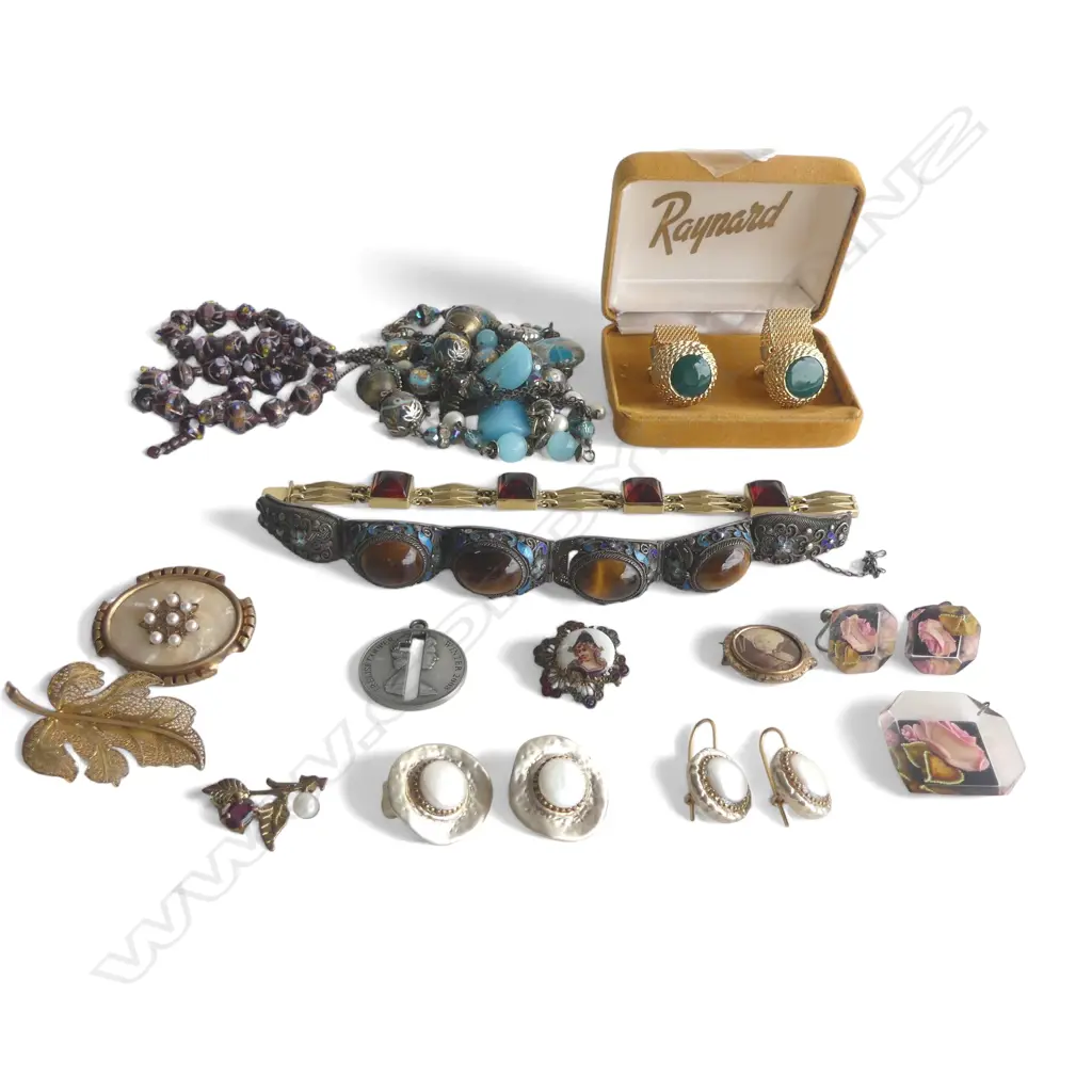 ASST. VINTAGE JEWELLERY INCLDS SILVER FRESHWATER PEARL EARRINGS & SILVER/TIGER EYE BRACELET Image 1++