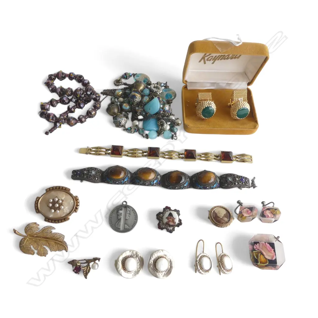 ASST. VINTAGE JEWELLERY INCLDS SILVER FRESHWATER PEARL EARRINGS & SILVER/TIGER EYE BRACELET Image 1++