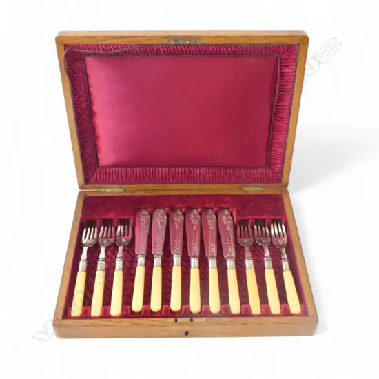 6 PLACE FISH SET, IN OAK CASE W.350mm