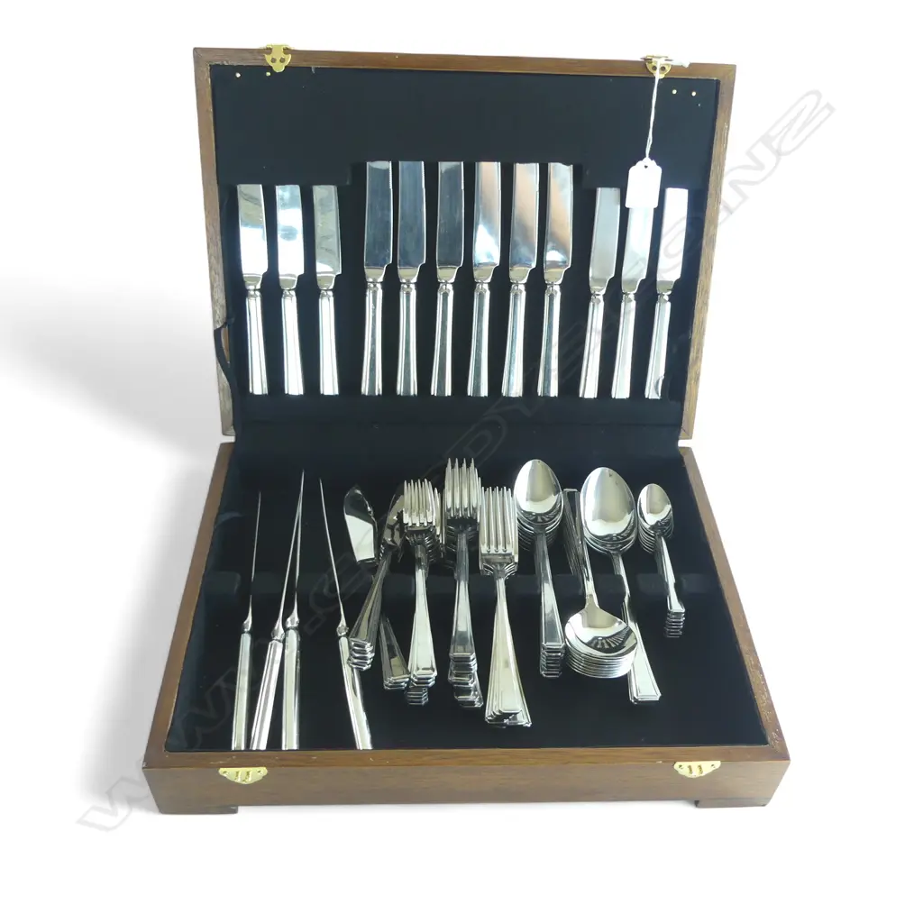 'FORUM' 8 PLACE SILVER PLATE CUTLERY CANTEEN W.385mm Image 1++