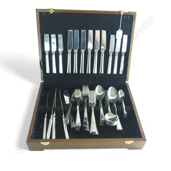 'FORUM' 8 PLACE SILVER PLATE CUTLERY CANTEEN W.385mm