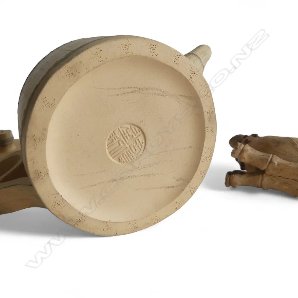 YIXING TEAPOT + CHINESE POTTERY ORNAMENT L.95mm Image 1++