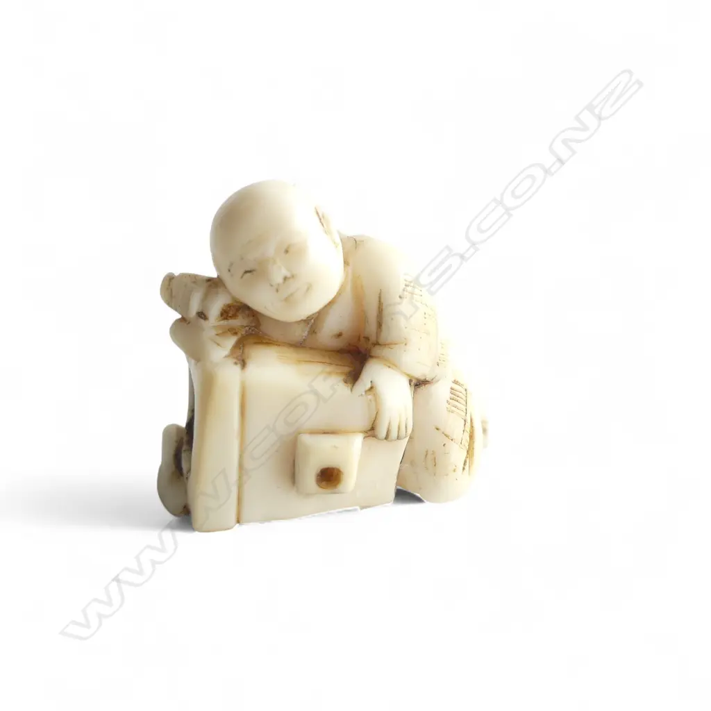 IVORY NETSUKE FIGURE SIGNED Image 1++