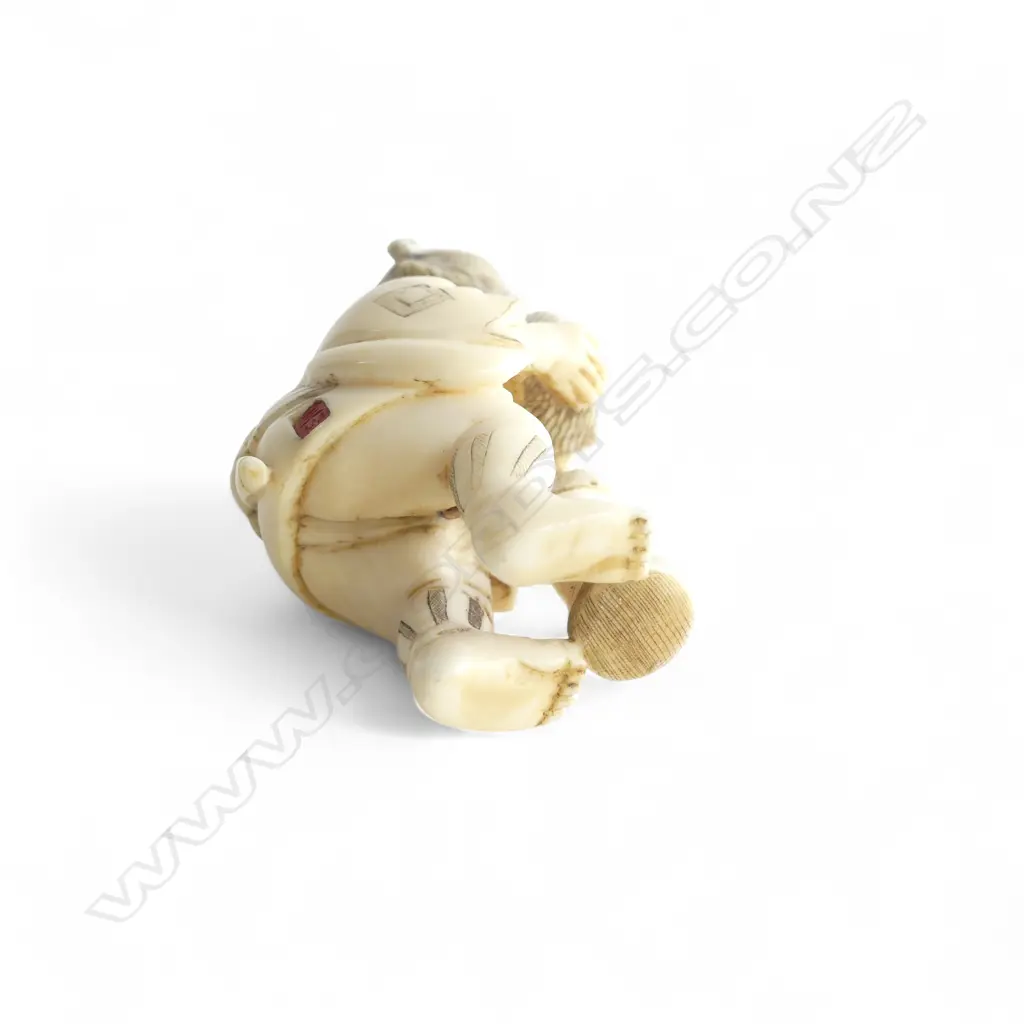 IVORY NETSUKE FIGURE SIGNED  Image 1++