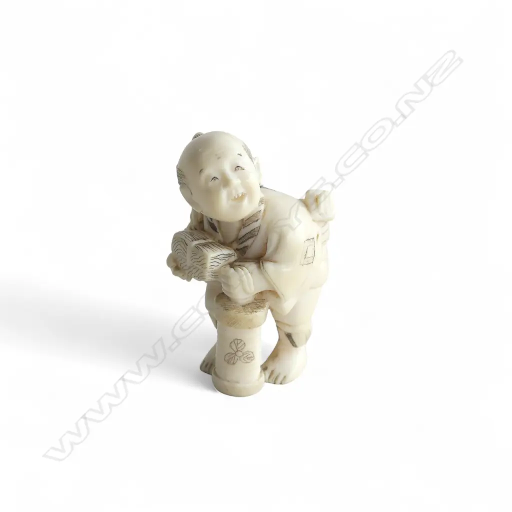 IVORY NETSUKE FIGURE SIGNED  Image 1++