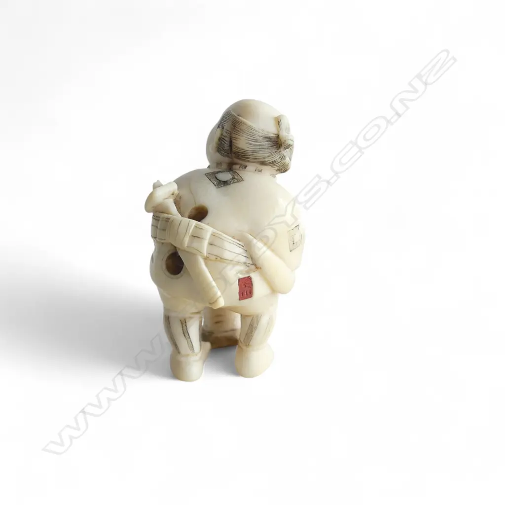 IVORY NETSUKE FIGURE SIGNED  Image 1++