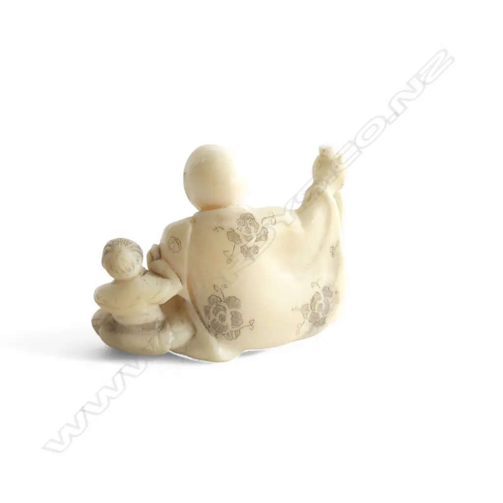 IVORY NETSUKE FIGURE GROUP SIGNED  Image 1++