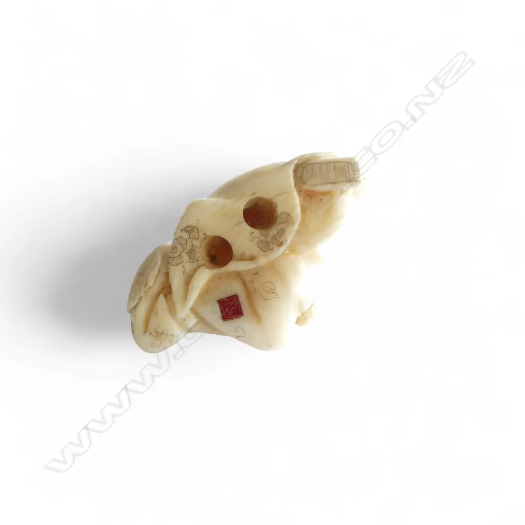 IVORY NETSUKE FIGURE GROUP SIGNED  Image 1++