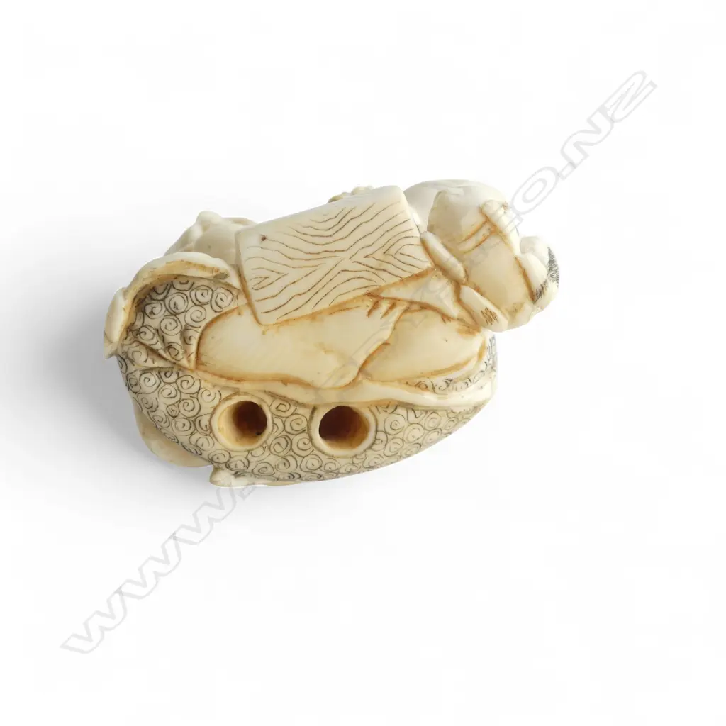 IVORY NETSUKE SAKE POURER SIGNED Image 1++