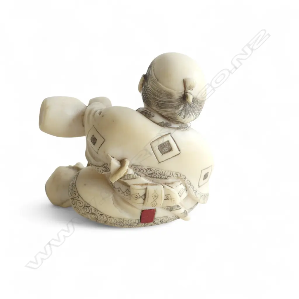 IVORY NETSUKE SAKE POURER SIGNED Image 1++