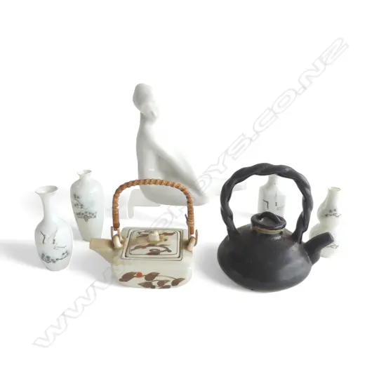 ASST. CHINA Incl. 2 TEAPOTS