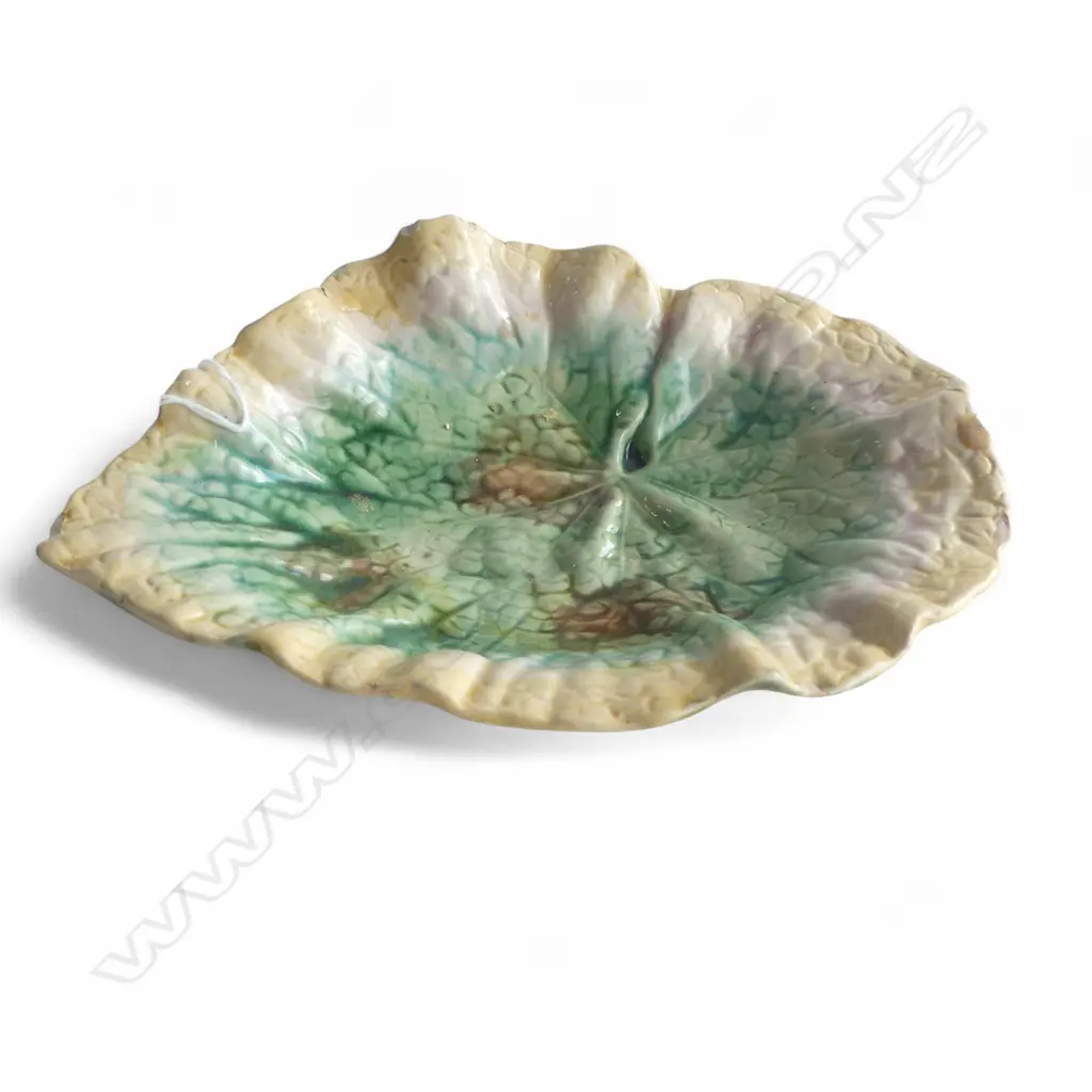 MAJOLICA LEAF DISH W.225mm, CHIPS Image 1++