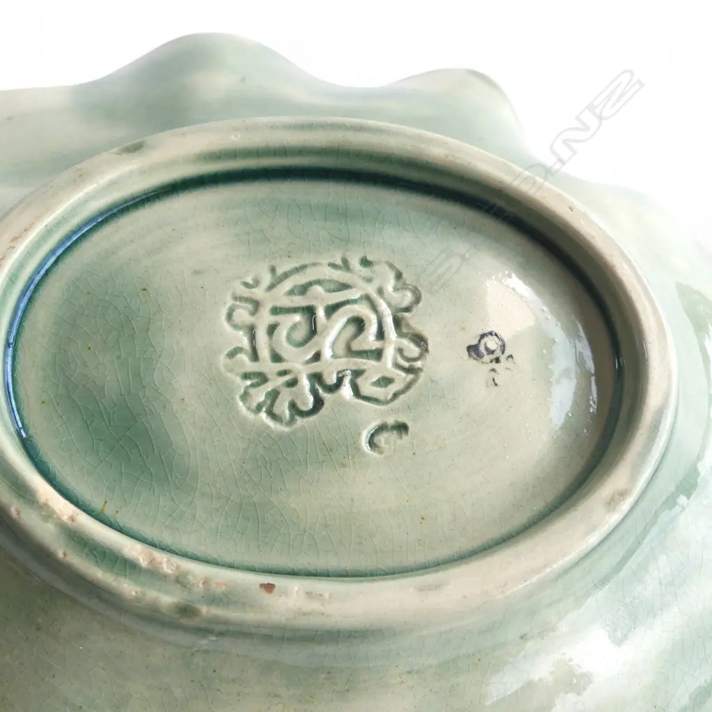 MAJOLICA LEAF DISH W.225mm, CHIPS Image 1++