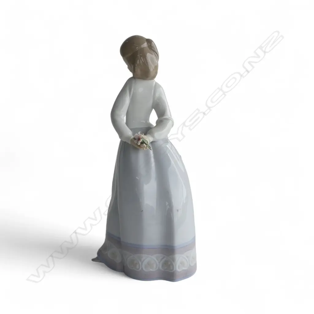 LLADRO FIGURINE #6754 'SWEET & SHY' H.220mm Image 1++