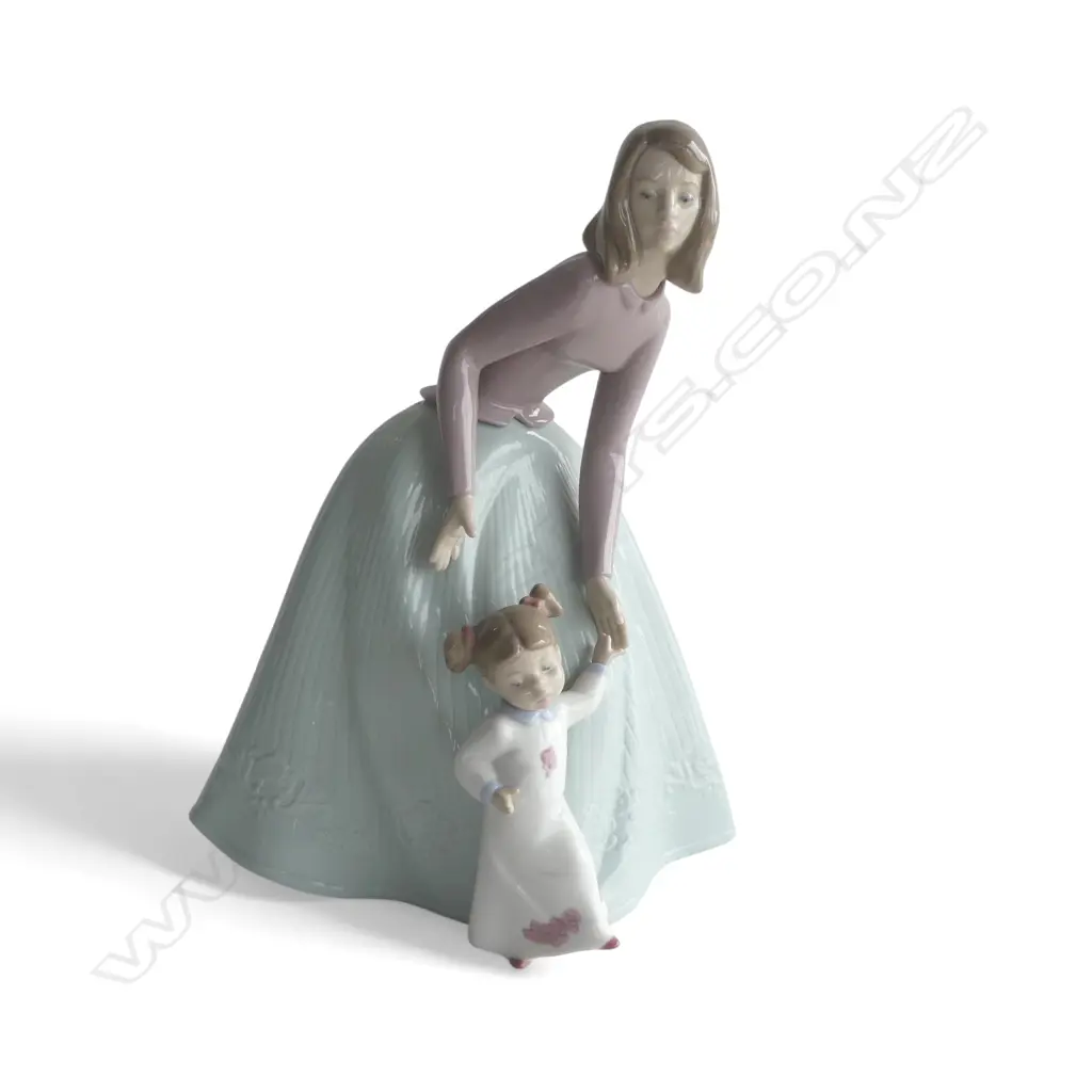 NAO FIGURINE #1318 'FIRST STEPS' H.250mm Image 1++