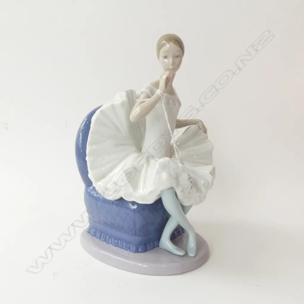 NAO SEATED BALLERINA H.245mm Image 1++