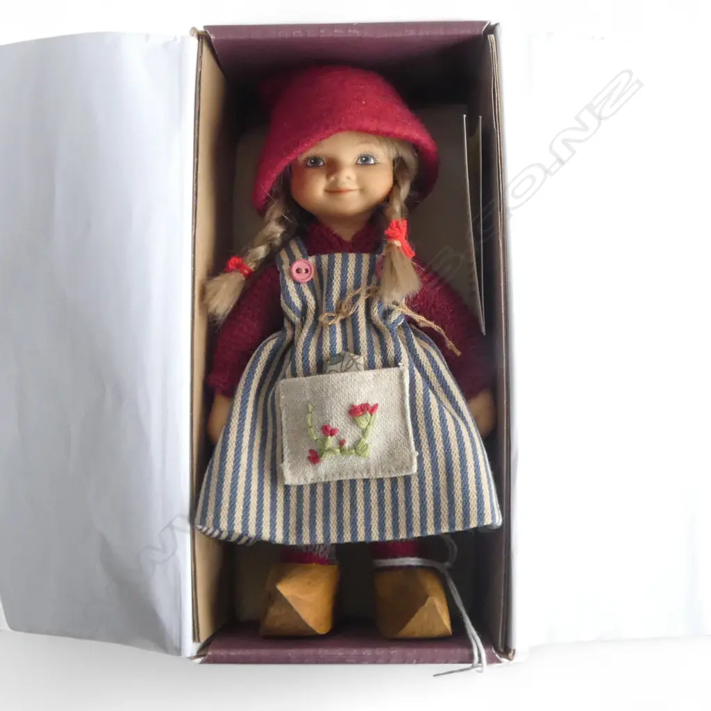 HANDCRAFTED DANISH PORCELAIN DOLL & WIND-UP MUSICAL PORCELAIN FIGURINE, H.180mm Image 1++