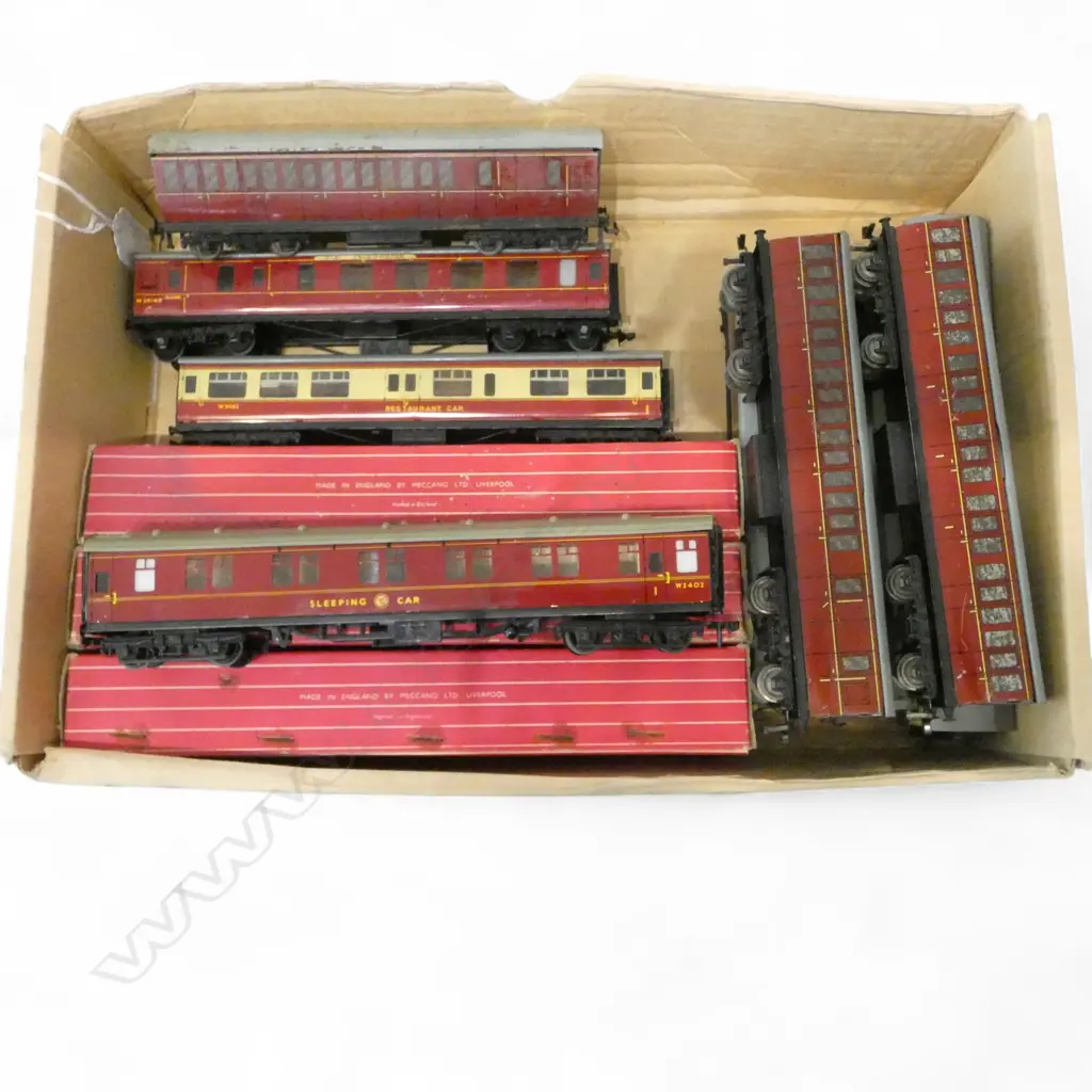 TRAY OF 11 HORNBY DUBLO RAILWAY CARRIAGES Image 1++